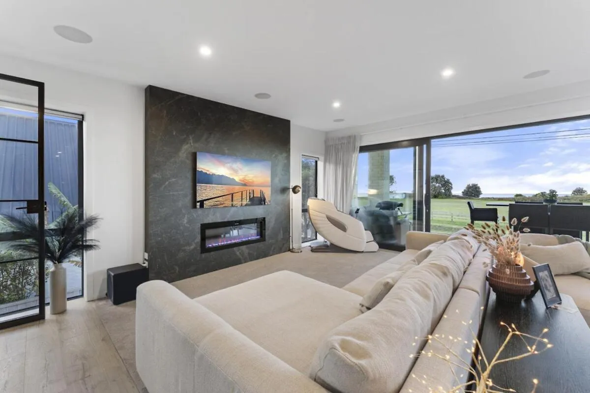 Holiday home Luxury Papamoa Beach House With Pool And Spa Pet Friendly
