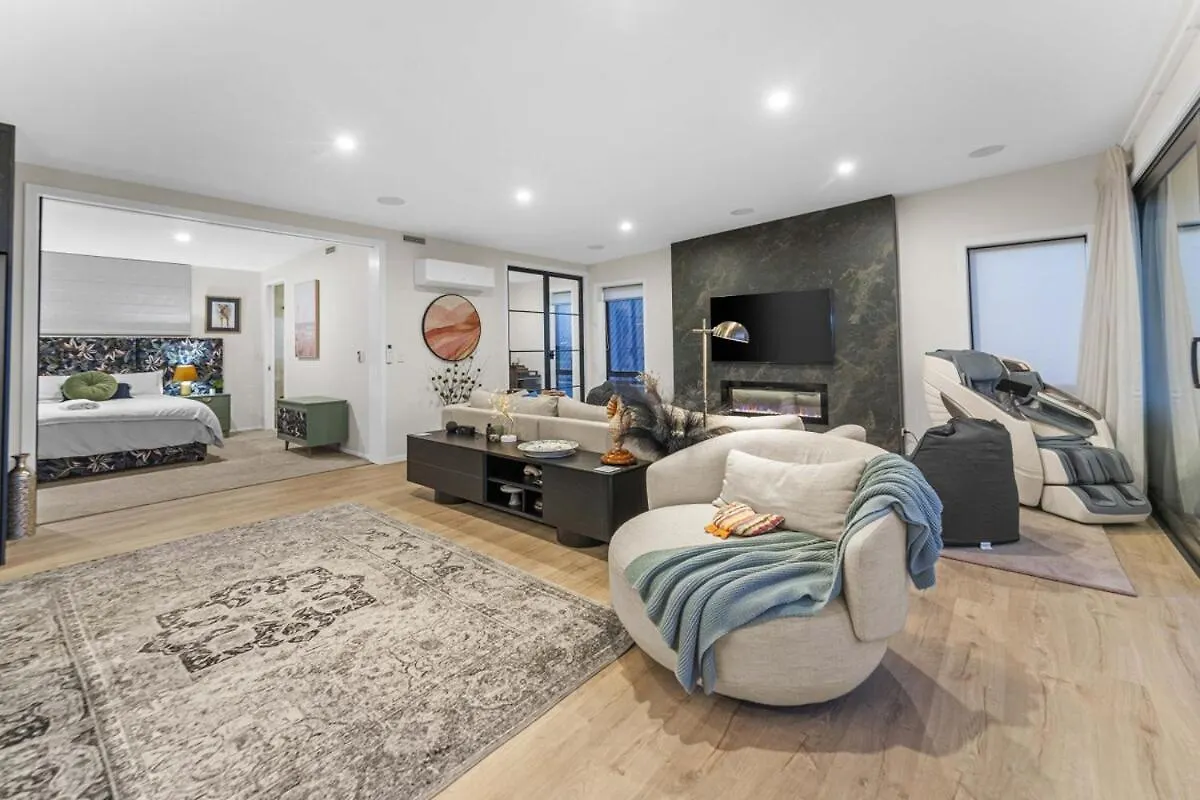 Holiday home Luxury Papamoa Beach House With Pool And Spa Pet Friendly